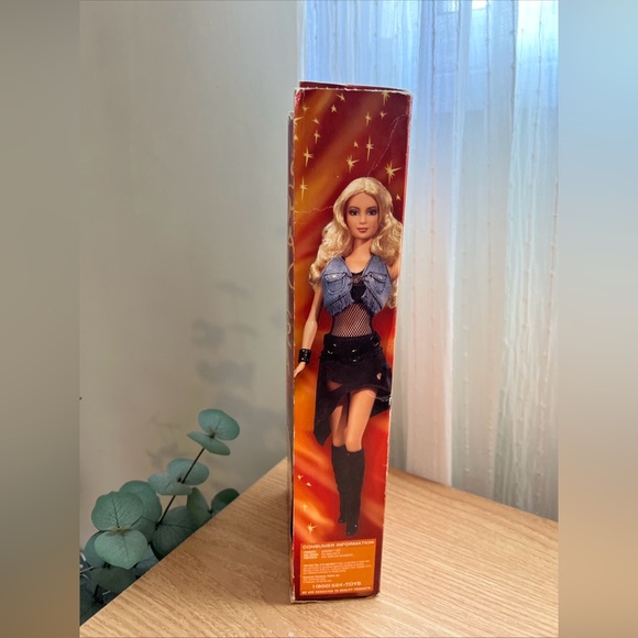 Mattel Shakira Doll Box - Blonde, Black, Orange - Picture 2 of 7